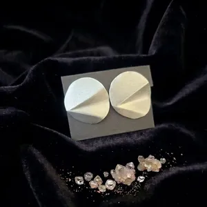 Ručno izrađene okrugle aluminijske naušnice s presavijenim geometrijskim naborom