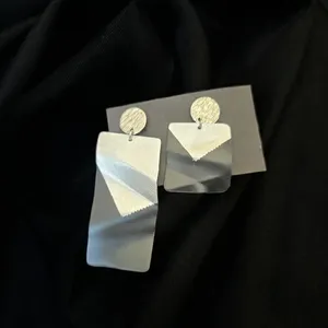 Ručno izrađene viseće aluminijske naušnice s okruglom teksturiranom pločicom i pravokutnim priveskom