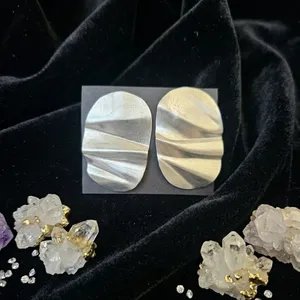 Ručno izrađene ovalne aluminijske naušnice s valovitom teksturom nabora
