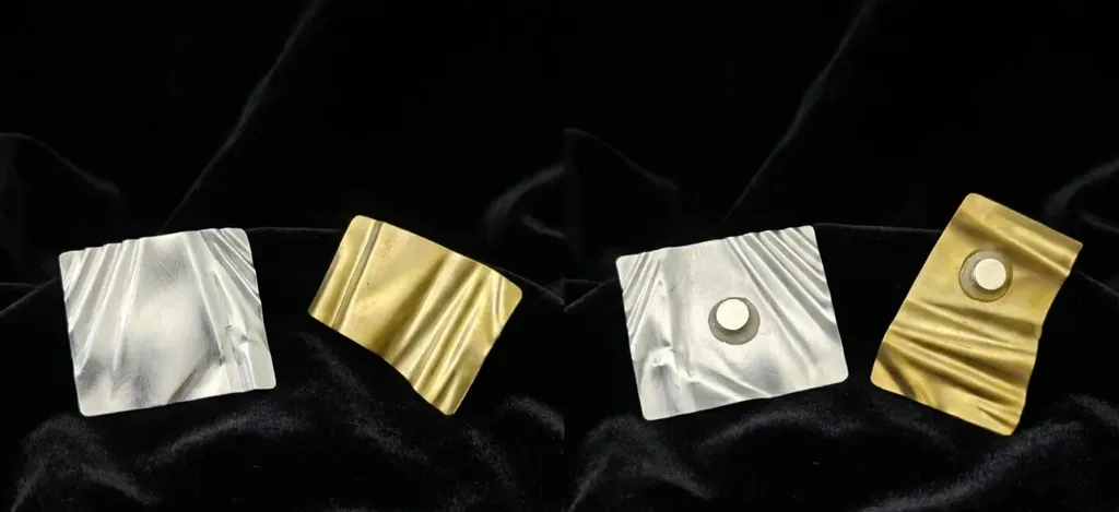Ručno izrađeni valoviti kvadratni broševi od aluminija i mjeda, prednja i stražnja strana