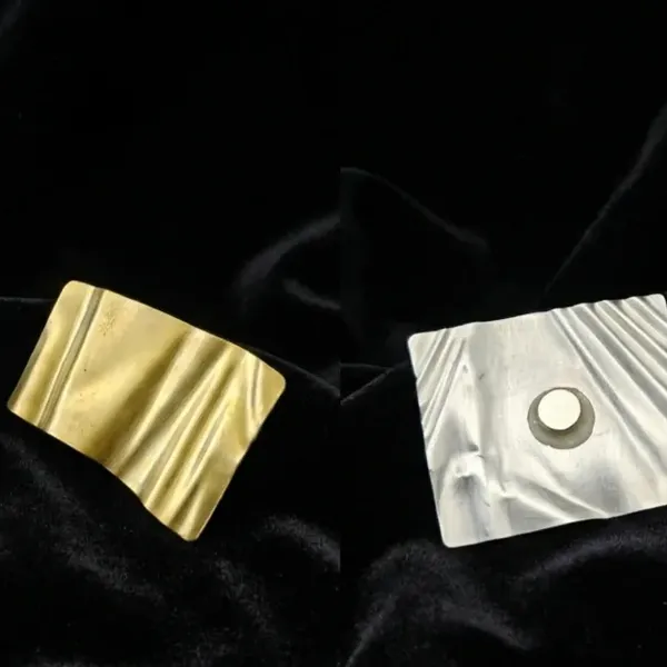 Ručno izrađeni valoviti kvadratni broševi od aluminija i mjeda, prednja i stražnja strana